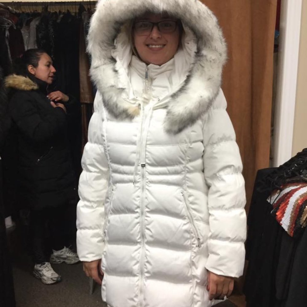* NEW *Luxury , Laundry White Faux Fur  Detachable Hooded ,Down water